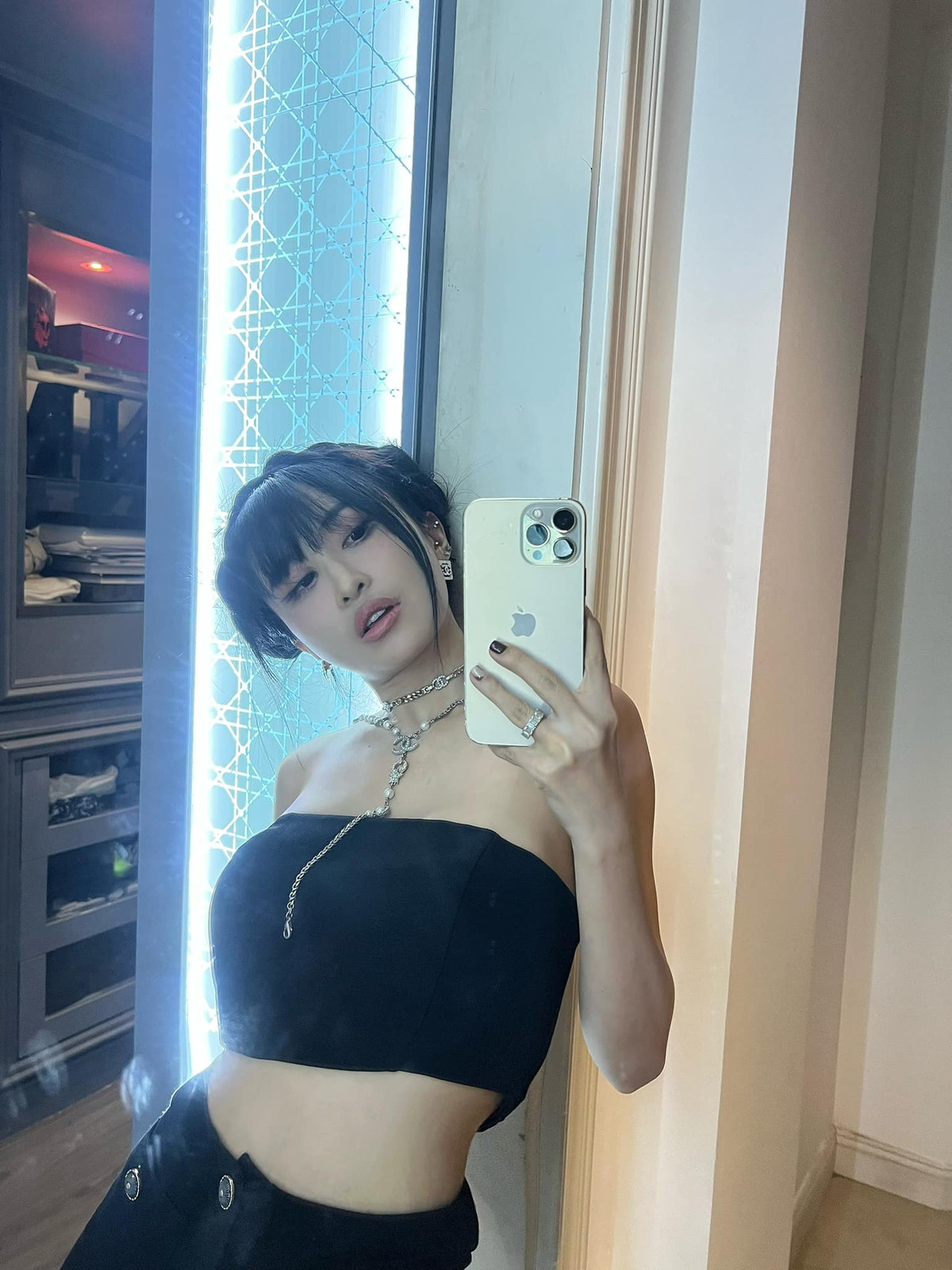 Sau khi kết hôn cùng đại gia Minh Nhựa, cuộc sống của cô xoay quanh những chuyến du lịch xa xỉ, đồ hiệu, xế hộp khiến nhiều người mơ ước.