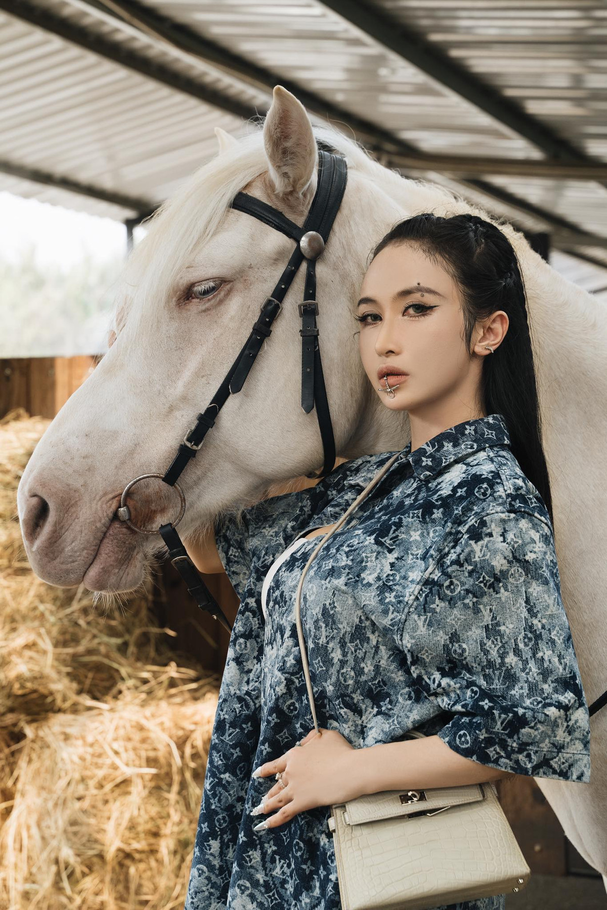 Mina Phạm thường xuyên xuất hiện với hình ảnh sang chảnh, khoác trên mình toàn đồ hiệu.