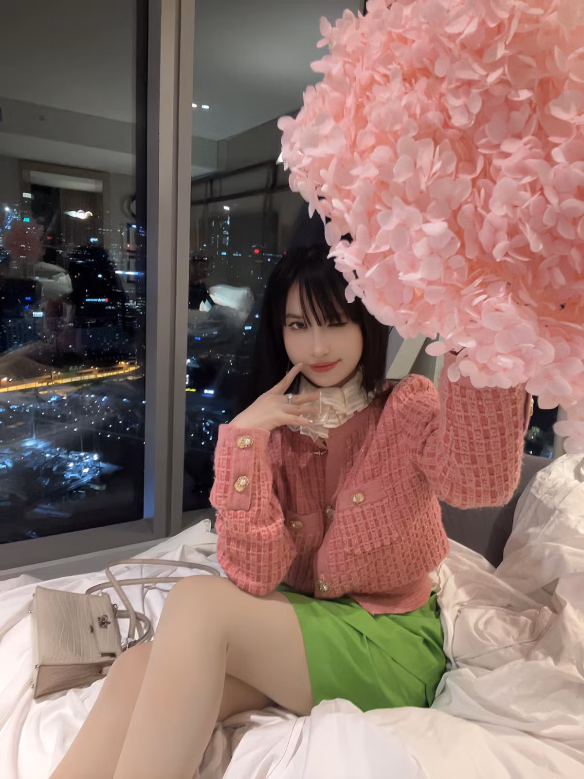 Dù đã là bà mẹ 2 con nhưng Mina Phạm vẫn rất chăm "sống ảo" và cập nhật xu hướng thời trang.