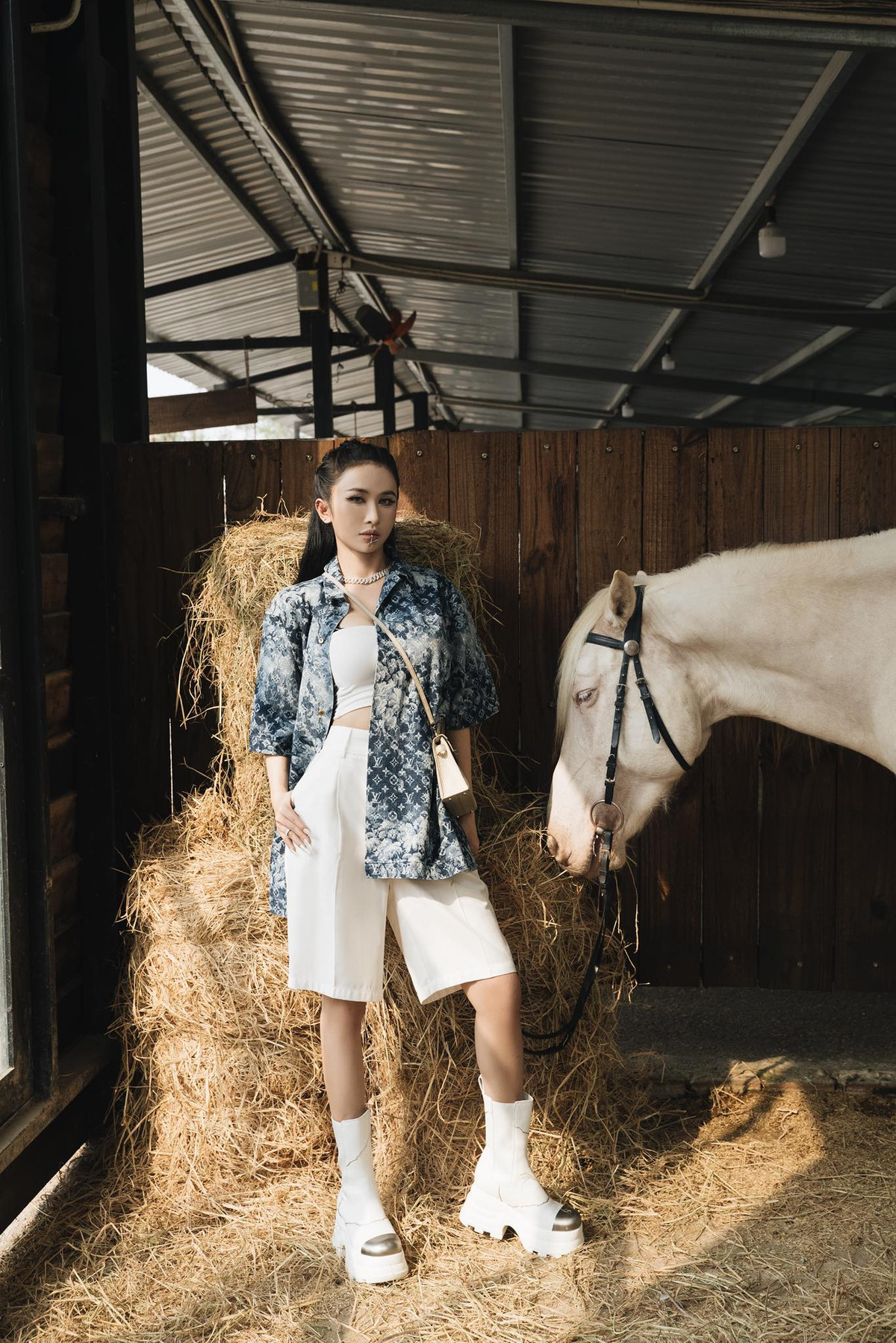 Năm xưa, cô cũng đã sở hữu nước da trắng ngần, vòng 1 bốc lửa cùng gương mặt xinh xắn song so với thì hiện tại thì Mina Phạm đã thăng hạng nhan sắc gấp 10.