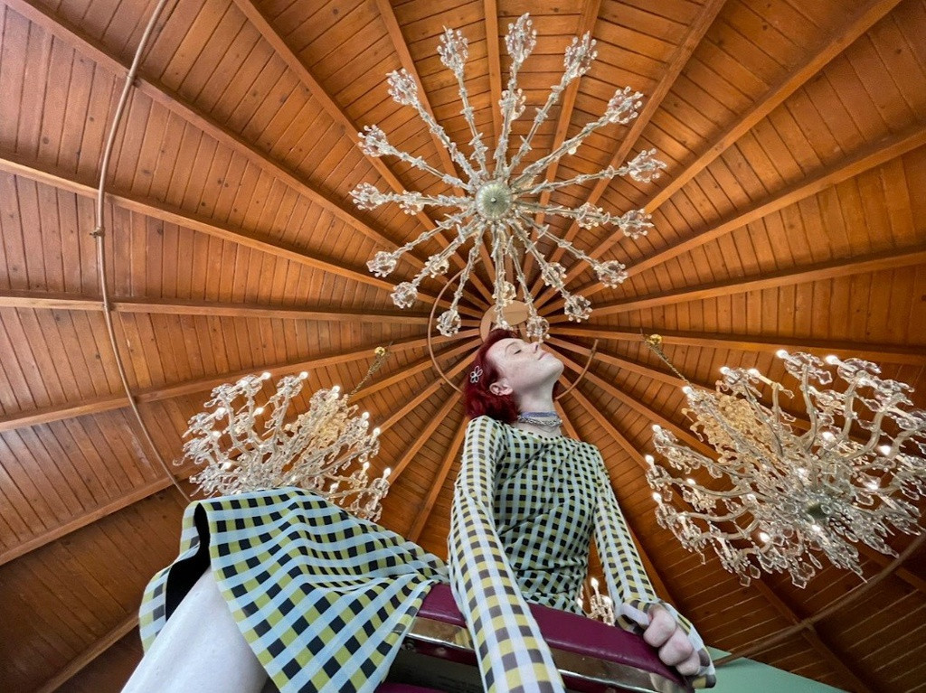 iPhone 12 trang bị 2 camera sau, trong đó camera góc siêu rộng cho góc chụp lên đến 120 độ, camera chính có khẩu độ f/1.6. Smart HDR 3 là tính năng mới trên iPhone 12. Cải tiến từ những phiên bản trước, Smart HDR 3 hỗ trợ máy học để nhận diện khung cảnh và các vật thể. Camera góc siêu rộng và camera selfie ở mặt trước cũng sẽ hỗ trợ chế độ chụp thiếu sáng. Chế độ quay tua nhanh (time-lapse) hỗ trợ quay ban đêm. Khả năng chụp ảnh thiếu sáng trên iPhone 12 được cải thiện đến 27%.