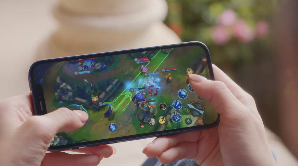 Đáng chú ý, sự kiện còn giới thiệu cả tựa game đang được mong chờ là Liên Minh Huyền Thoại: Tốc Chiến. Game được tối ưu khả năng trải nghiệm trên iPhone mới nhờ conchip A14 Bionic và kết nối mạng 5G.