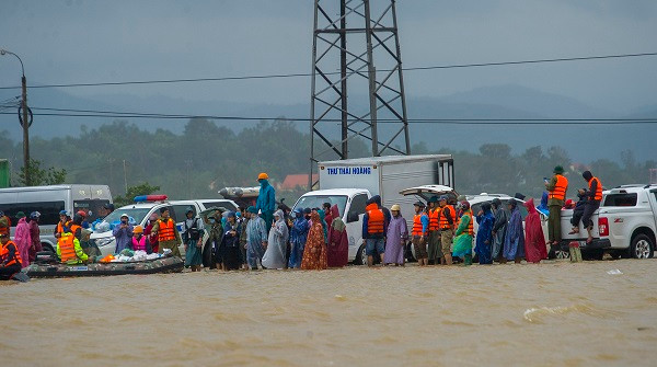 Luong kho ung ho mien Trung: Co bi “nhay gia”, nhan hang nao dam bao?