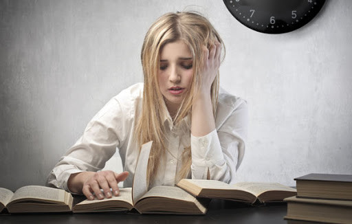 6 thoi quen buoi toi gay hai gan than-Hinh-2