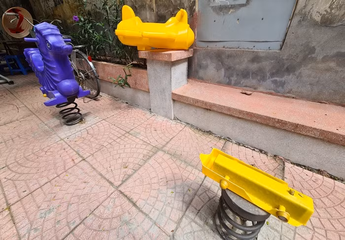 Du an cai tao san choi cong cong phuong Kim Lien: Nha thau “quen mat”?-Hinh-3