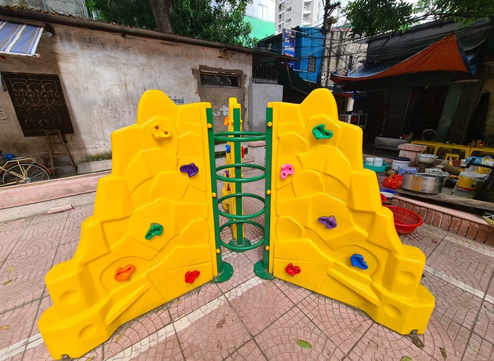 Du an cai tao san choi cong cong phuong Kim Lien: Nha thau “quen mat”?-Hinh-4