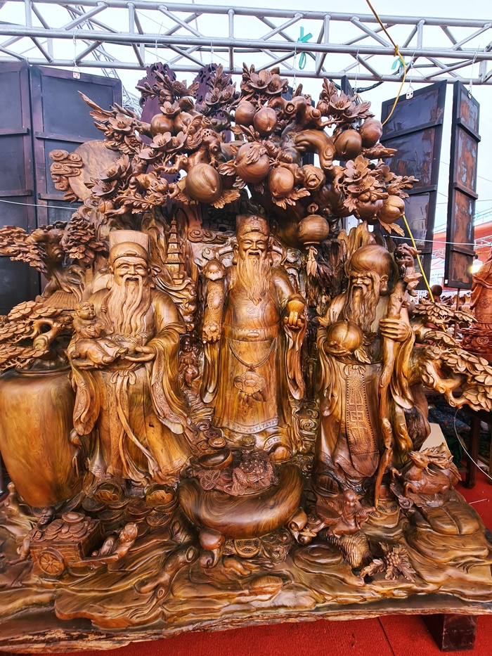 Từ những tiểu cảnh nhỏ cho đến lớn nhất đều được nghệ nhân đục đẽo tỉ mỉ, kết hợp hài hòa với nhau khiến tác phẩm vừa sinh động, lại vô cùng độc đáo.