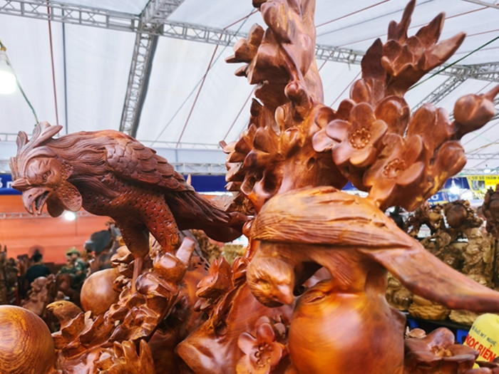 Những chú chim đậu trên cành hoa mai khiến sản phẩm trở nên sinh động hơn.