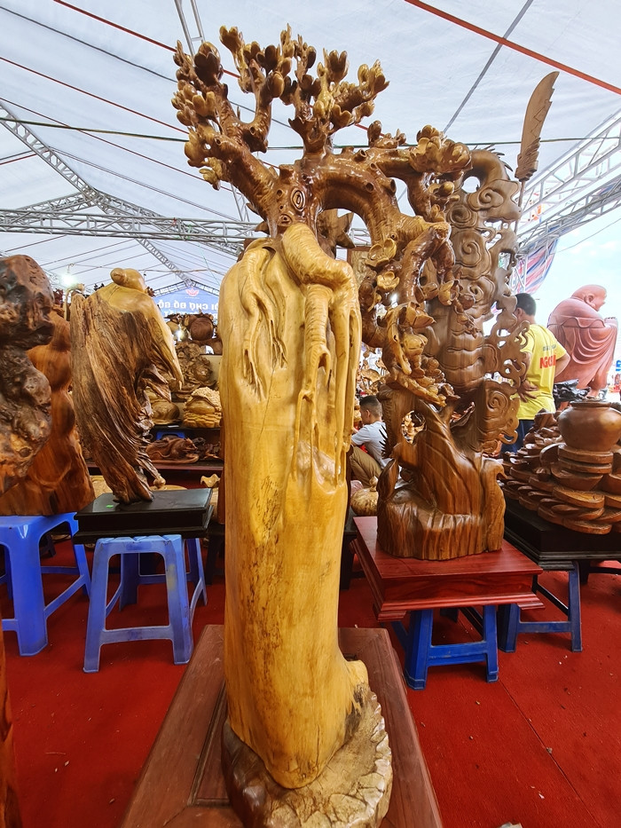 Sản phẩm bình hoa mai này cũng được làm từ gỗ hương Gia Lai, được bày bán với giá 7 triệu đồng.