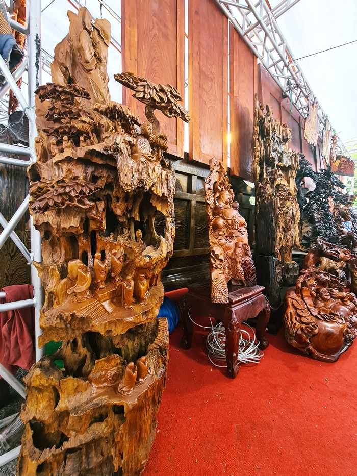 Ngoài những sản phẩm được chế tác từ các loại gỗ hiếm có giá trị lên đến cả chục tỷ đồng, thì nhiều sản phẩm trang trí độc lạ với giá từ vài triệu đến vài trăm triệu đồng cũng được các doanh nghiệp đưa đến hội chợ này.