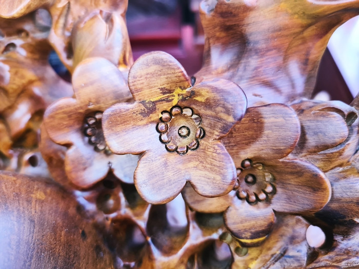 Hoa mai được đục đẽo kỳ công.