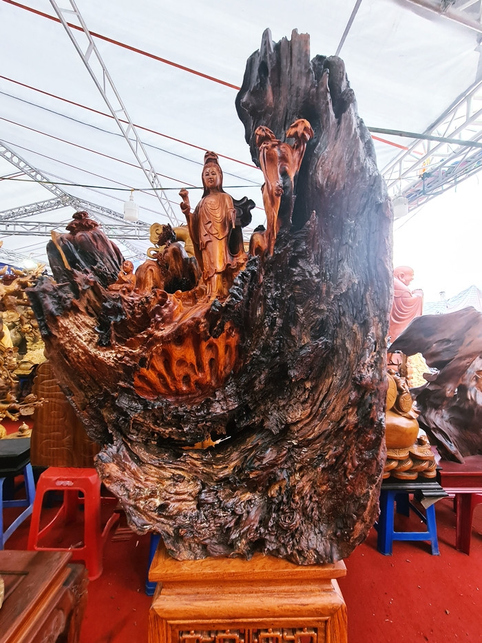 Phải mất rất nhiều thời gian các nghệ nhân mới hoàn thành được sản phẩm của mình, trước khi doanh nghiệp đưa ra thị trường.