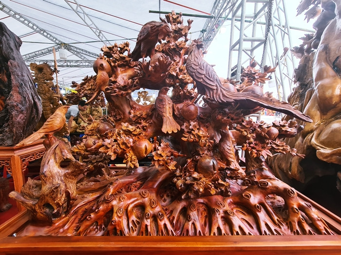 Chậu hoa mai này có tên gọi là “Phu thê viên mãn”. Theo người bán, sản phẩm này được làm từ gỗ hương Gia Lai quý hiếm, nên có giá 70 triệu đồng.