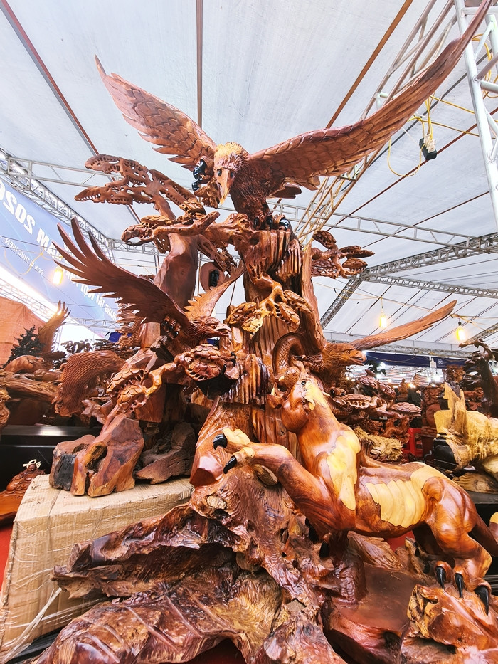 Mỗi một sản phẩm đồ gỗ và trang trí nội thất đưa đến đây đều là tác phẩm mang tâm huyết, sáng tạo của các nghệ nhân.