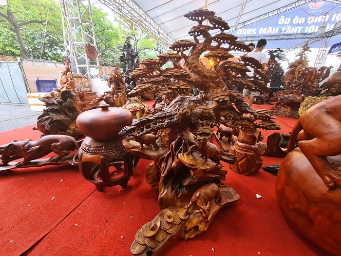 Sự kiện “Hội chợ đồ gỗ và trang trí nội thất Hà Nội 2020” được UBND TP Hà Nội tổ chức tại khu vực quảng trường đối diện sân vận động quốc gia Mỹ Đình vừa kết thúc. Các sản phẩm đồ gỗ, trang trí nội thất của hơn 100 doanh nghiệp đưa đến đây bày bán đều mang những nét đẹp tinh xảo, độc đáo hay chỉ đơn thuần giản dị riêng biệt,… để lại nhiều ấn tượng cho khách hàng.