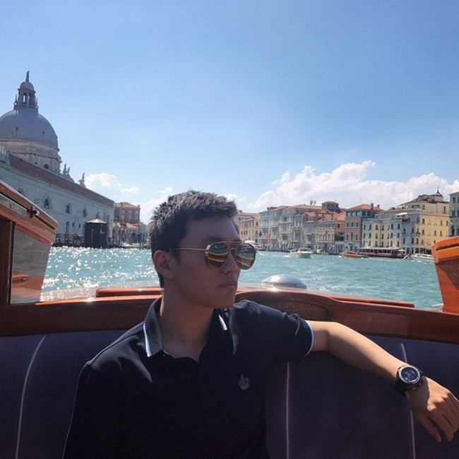 Anh cũng từng có tên trong danh sách "40 Under 40" của tạp chí Fortune bình chọn.