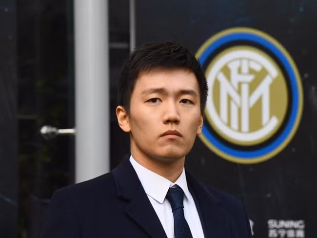 Ông Trương Cận Đông là người sáng lập tập đoàn đồ điện tử và gia dụng Suning Group. Anh trai ông Trương Cận Đông là một trong những doanh nhân giàu có ở Trung Quốc.