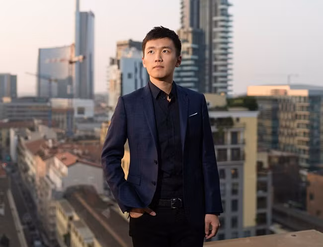 Theo đó, ai chia sẻ, bình luận bài viết đó để cổ vũ cho Suning thì Trương Khang Dương sẽ tặng ngẫu nhiên iPhone 12 nếu Suning vô địch chung kết thế giới.