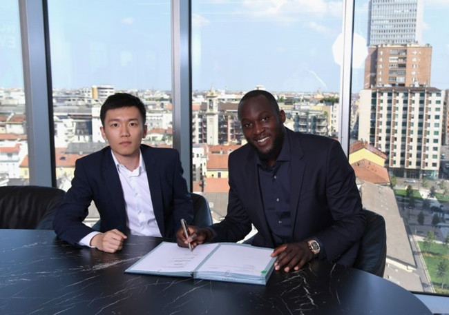 Năm 2016, công ty Suning Holdings của ông mua 70% cổ phần của câu lạc bộ bóng đá Inter Milan với giá 300 triệu USD.