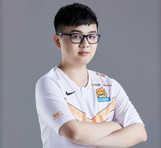 Thieu gia tang 100 chiec iPhone 12 cho cu dan mang la ai?