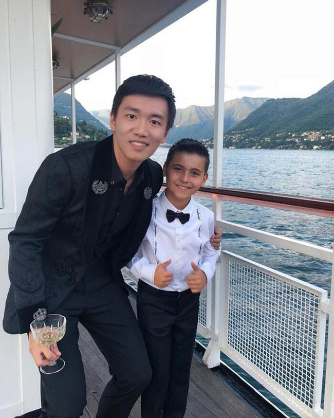 Là con nhà đại gia nhưng Trương Khang Dương xuất hiện với các hình ảnh rất bình dị, mặc các trang phục đơn giản, không khoe khoang giàu có hay ăn chơi.