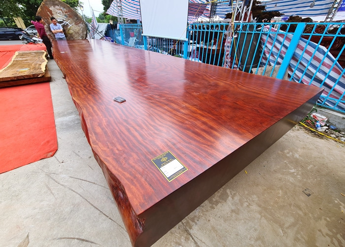 Khối gỗ cẩm hồng cũng được gian hàng bày bán cho khách tại hội chợ.