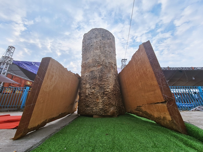 Ngoài khúc gỗ cẩm lai, gian hàng còn được doanh nghiệp bày bán nhiều khúc gỗ quý khác để phục vụ nhu cầu khách hàng.