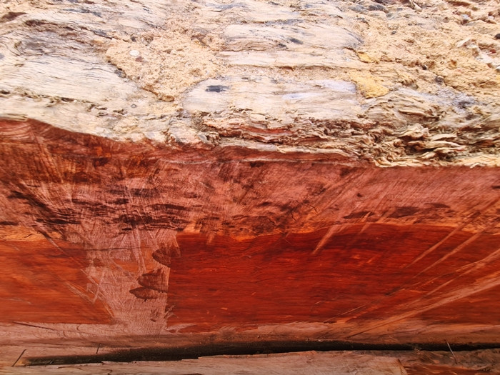 Được biết, gỗ cẩm lai là loại gỗ tự nhiên được xếp vào một trong những loại gỗ quý tại Việt Nam, có tính thẩm mỹ và độ bền cao, thích hợp để sáng tạo ra những nội thất gỗ sang trọng. Hơn nữa, mùi hương của gỗ cẩm lai có thể xua đuổi được côn trùng.