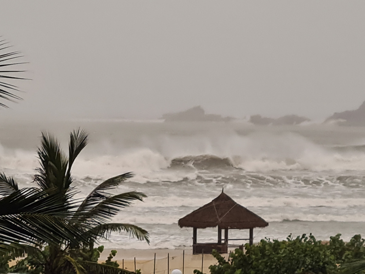 Video: Bao so 9 ap sat, song bien cuon cuon danh vao bo o Binh Dinh