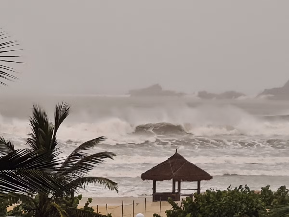 Video: Bao so 9 ap sat, song bien cuon cuon danh vao bo o Binh Dinh