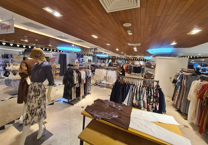 Thế nhưng, thực tế ghi nhận của PV vào chiều ngày 1/10 cho thấy, các cửa hàng bên trong Tràng Tiền Plaza trong cảnh "đìu hiu" vắng khách.