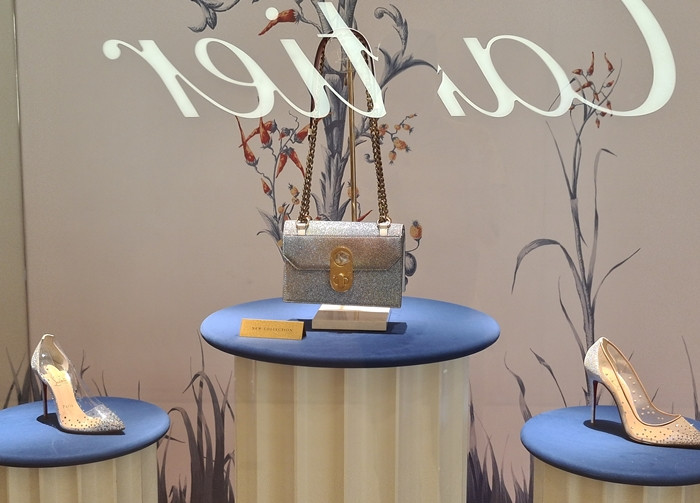 Các sản phẩm ở đây đều là hàng hiệu có giá rất cao so với thu nhập của nhiều người.