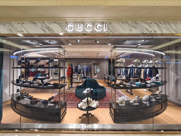 Cửa hàng thương hiệu Gucci cũng ít khách ghé mua.