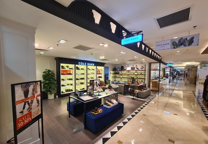 Một số cửa hàng tại đây đang chạy chương trình Sale từ 10-50%/sản phẩm, nhưng vẫn thưa vắng khách.