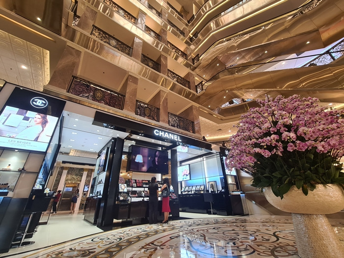 Khu vực tầng 1 của Trung tâm thương mại Tràng Tiền Plaza.