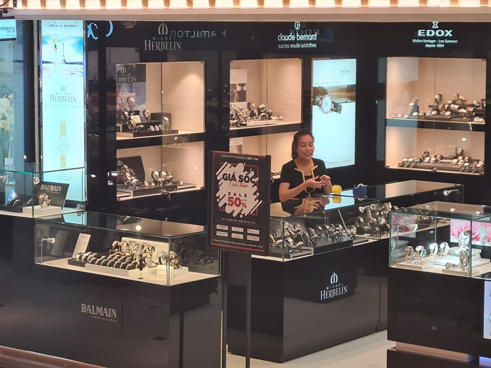 Nhân viên bán hàng chỉ biết đứng chờ khách, cũng chẳng mấy ai ghé vào.