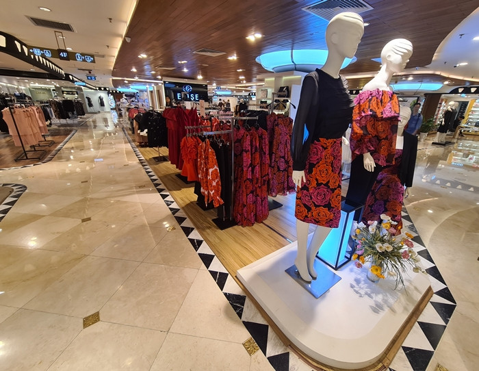 Tại Tràng Tiền Plaza có sự phủ kín của nhiều thương hiệu nổi tiếng như: Burberry, Cartier, Dior, Lancôme, Louis Vuitton, MAC Cosmetics, Rolex, Miluxe Boutique…