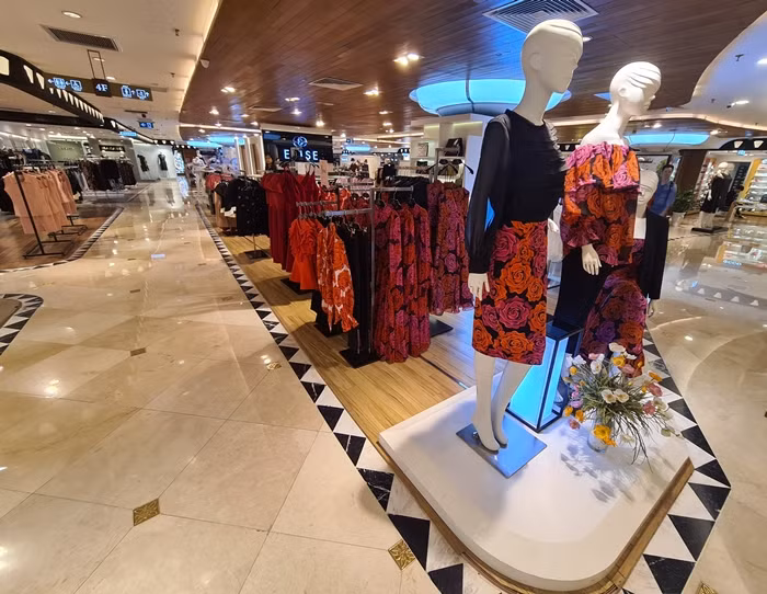 Tại Tràng Tiền Plaza có sự phủ kín của nhiều thương hiệu nổi tiếng như: Burberry, Cartier, Dior, Lancôme, Louis Vuitton, MAC Cosmetics, Rolex, Miluxe Boutique…