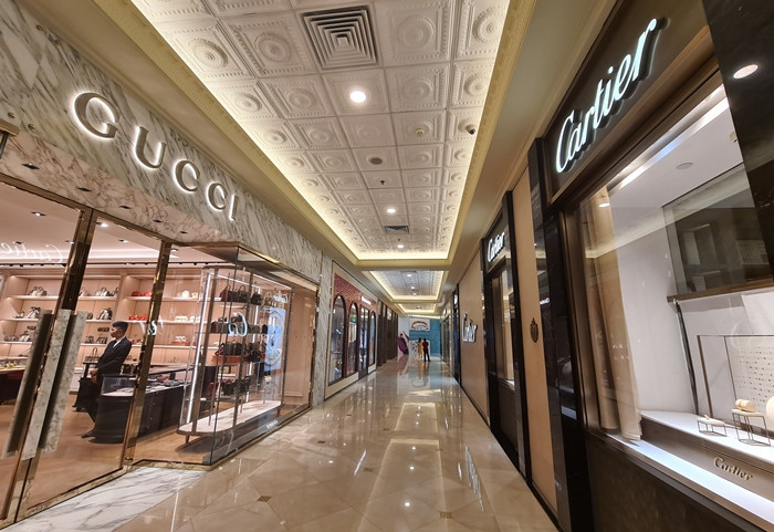 Các quầy hàng thương hiệu trong TTTM Tràng Tiền Plaza.