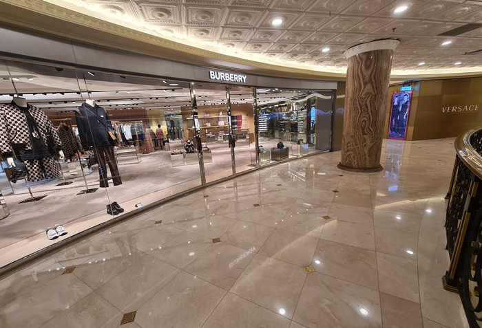Tràng Tiền Plaza của đại gia Johnathan Hạnh Nguyễn được đánh giá là một trong những Trung tâm thương mại cao cấp bậc nhất Hà Nội với rất nhiều thương hiệu thời trang, mỹ phẩm trung cấp và cao cấp uy tín. Tuy nhiên, sau hơn 3 năm hoạt động (từ tháng 4/2013) đến nay, khu trung tâm "vàng" giữa Thủ đô này thường xuyên rơi vào tình cảnh đìu hiu, vắng khách.