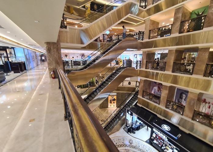 Hình ảnh vắng vẻ từ các tầng trên xuống dưới.