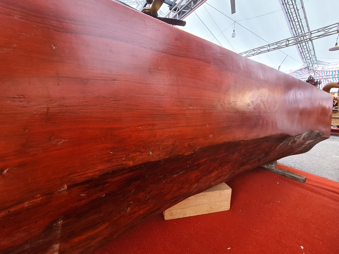 Từ mặt cho đến các góc cạnh của bàn làm không quá cầu kỳ.