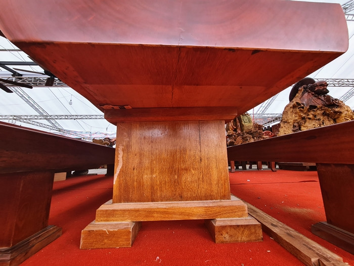 "Khách hàng mua về, sau này không có nhu cầu sử dụng làm bàn ghế nữa có thể tận dụng gỗ làm đồ dùng khác, cần thiết", - nữ nhân viên gian hàng chia sẻ.