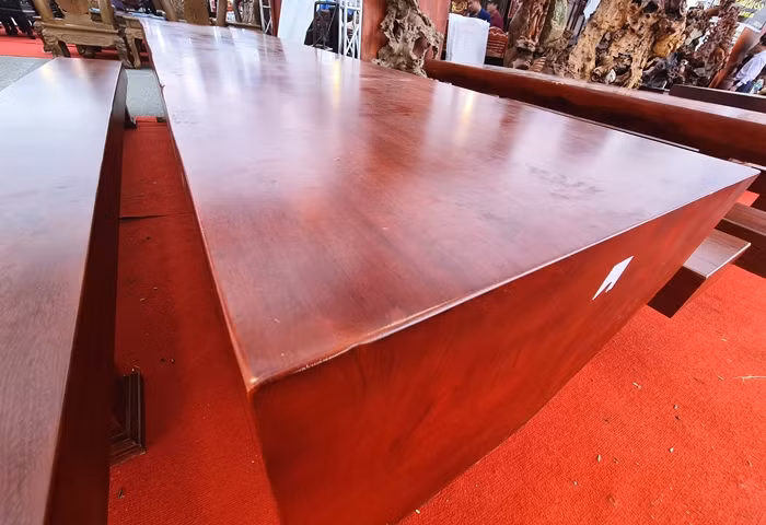 Theo một nhân viên gian hàng, sở dĩ giá của bộ bàn ghế K3 được bày bán ở đây đắt như vậy là do sản phẩm làm từ gỗ đỏ Nam Phi nguyên khối. Trong khi, gỗ đỏ Nam Phi lại là loại gỗ thuộc nhóm 1 trong bảng xếp hạng phân chia nhóm gỗ. Đặc biệt, loại gỗ này có màu sắc và vân đẹp, rất sang trọng.