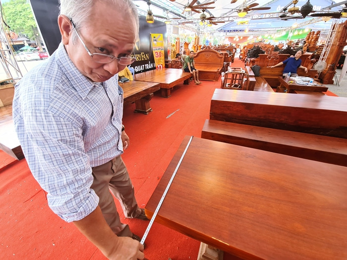 Khách hàng đến đây ngắm nhìn, có ý định mua sản phẩm đều được người bán tư vấn hoặc cho kiểm tra, đo đạc thoải mái.