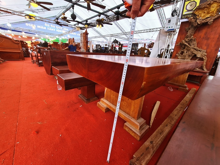 Với chiều cao gần 70cm, chiều dài 2,7m bộ bàn ghế K3 này được bày bán với giá 50 triệu đồng.