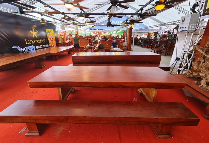 Gian hàng bày bán sản phẩm bàn ghế K3 (gồm 2 ghế, 1 bàn), là một trong những gian hàng tại “ Hội chợ đồ gỗ và trang trí nội thất Hà Nội 2020” hút sự quan tâm của “thượng đế”.