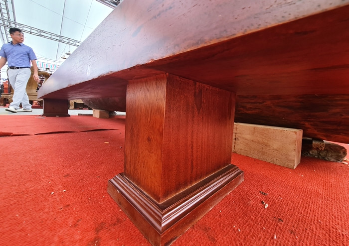 Thiết kế nguyên khối và góc cạnh của bộ bàn K3 đơn giản, nhưng khá sang trọng.