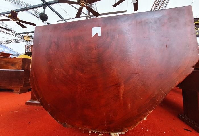 Vì là gỗ nguyên khối, nên giá của một bộ bàn ghế K3 khá là cao.