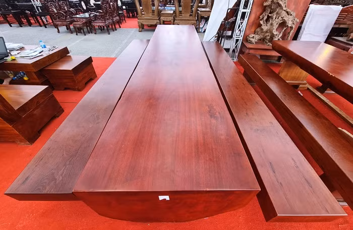 Thoáng nhìn, những bộ bàn ghế K3 được làm rất đơn giản, không quá cầu kỳ, nhưng lại được bán với giá từ 50 đến 70 triệu đồng/bộ tại hội chợ đồ gỗ và trang trí nội thất Hà Nội 2020.